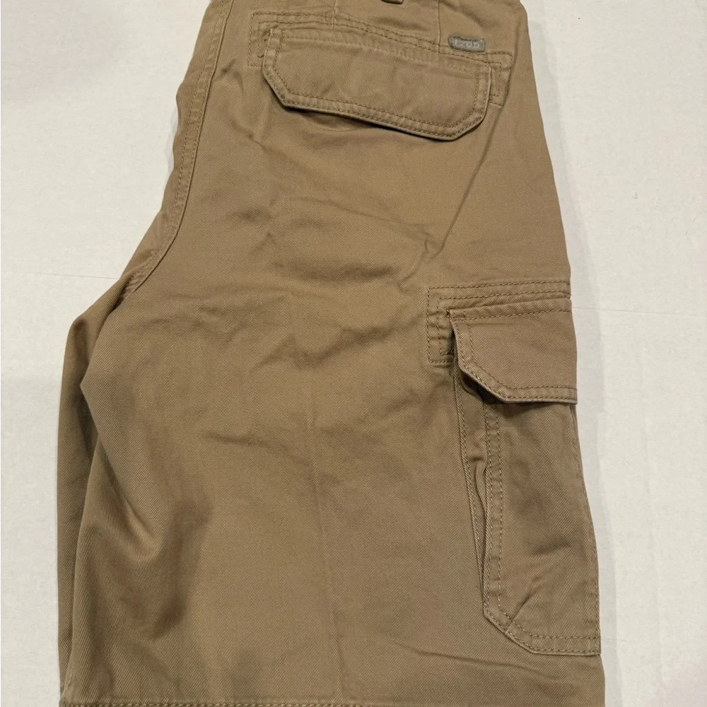 Izod cargo shorts size 32